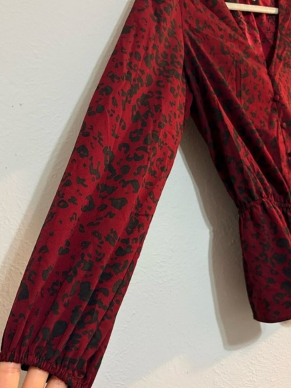 Nine West Women’s Cinched Waist V-Neck Blouse in Deep Red Cheetah Size Medium - Picture 5 of 9